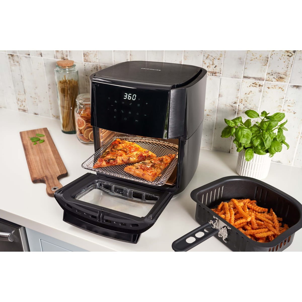 FRCO100B Frigidaire Air Fryer with 4.5L Capacity, Adjustable Timer, and Rapid Hot Air Technology