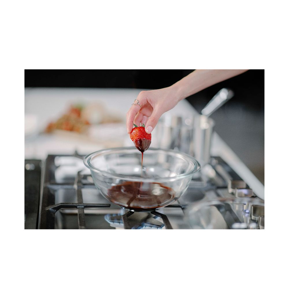 36 Inch Gas Cooktop with 5 Star® Burners, 18,000 BTU Center Burner, Continuous Cast Iron Grates, QuickClean Base®, Electronic Re-Ignition, Sealed Burners, Stainless Steel Surface, and Knob Controls.