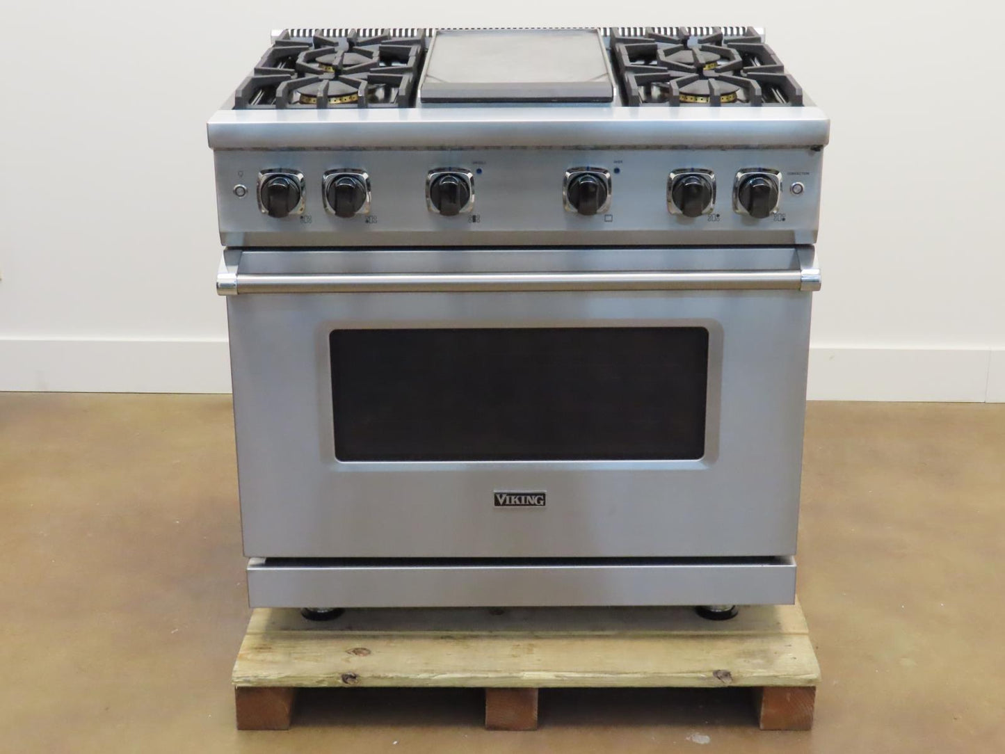 Viking 5 Series VGR5364GSSLP Freestanding Professional LP Gas Range 2022 Model