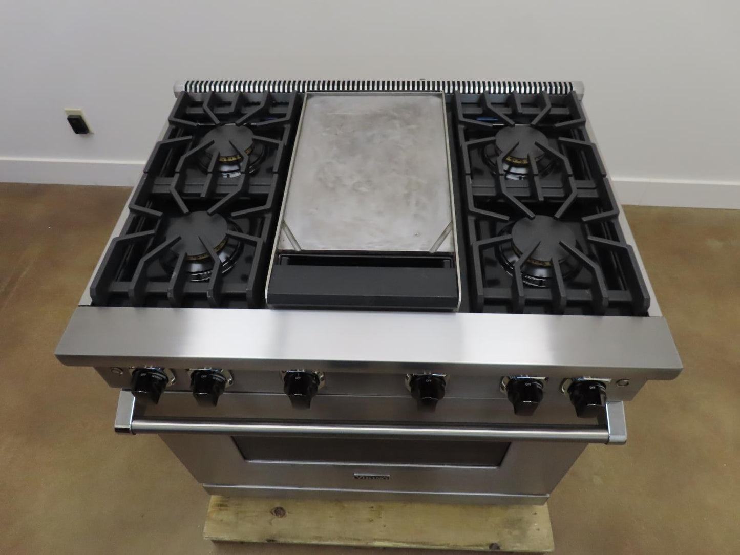 Viking 5 Series VGR5364GSSLP Freestanding Professional LP Gas Range 2022 Model