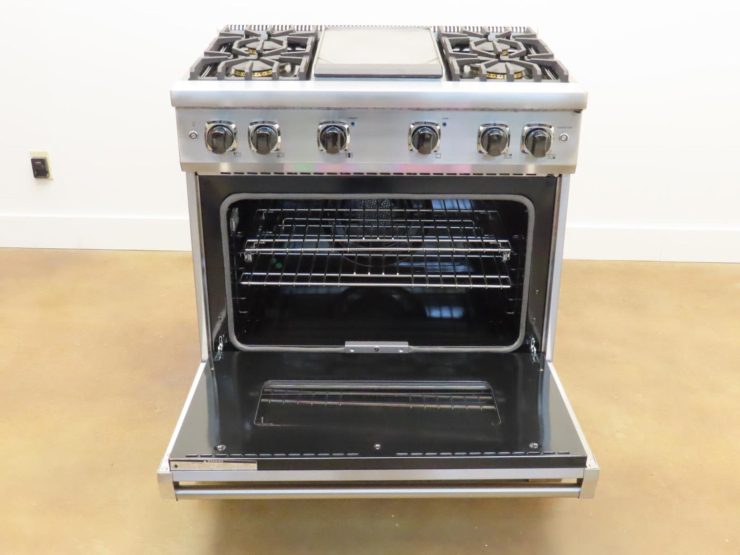 Viking 5 Series VGR5364GSSLP Freestanding Professional LP Gas Range 2022 Model